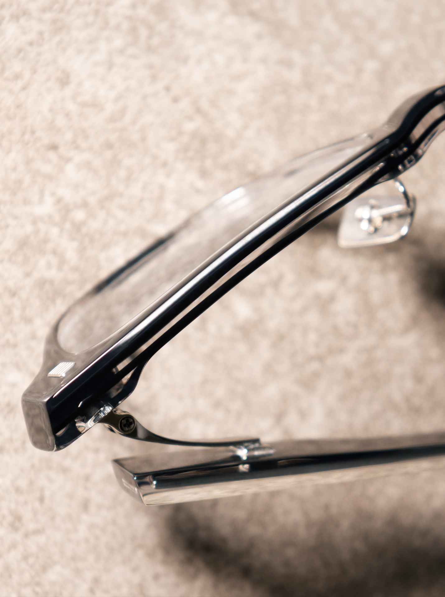 5-Point Spring Hinge — Ensuring durability and stability for daily wear
